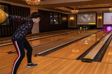 High Rollers Luxury Lanes & Sports Lounge